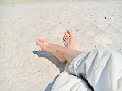 在沙滩上的脚