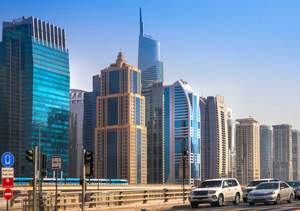 迪拜码头的一般看法。城市天际线