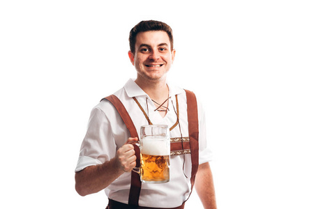 在巴伐利亚传统服装，拿着杯啤酒的人