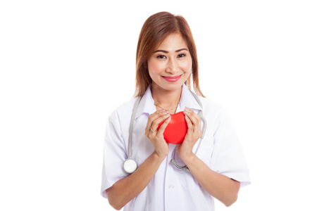 亚洲年轻的女医生持有一颗红色的心