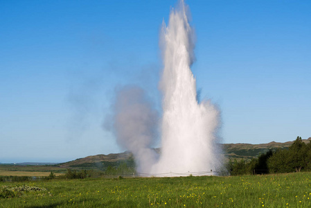 Strokkur 间歇泉的喷发在冰岛