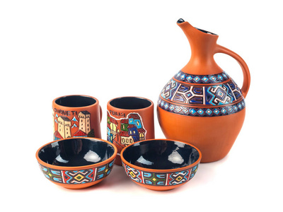 格鲁吉亚手工陶瓷 粘土 壶与传统的装饰品, 命名 Doqi, 和杯, 命名为 tasi, 葡萄酒和水的白色背景