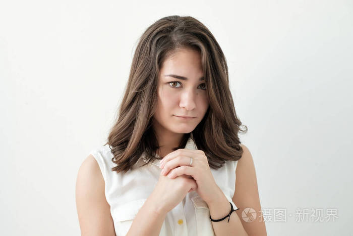 困惑的年轻女性,构成在白墙隔离