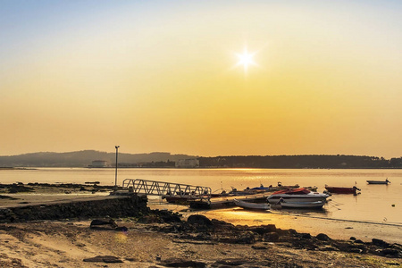 日落码头与 Toxa 岛背景, 从 Facho 村在 Cambados 拖曳的看法