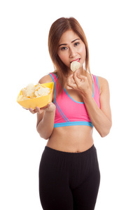 美丽的亚洲健康女孩吃薯片