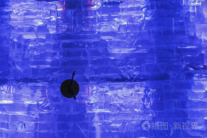 冬季冰时间, 时间时钟在冰冷的墙壁与紫色 Led 照明。寒假, 新年快乐, 圣诞节