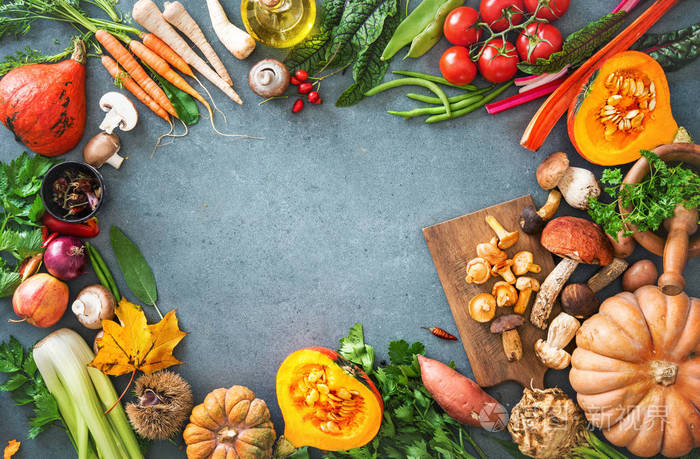 在乡土木桌上选择有机秋季果蔬的健康素食观