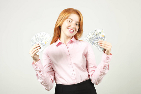 兴奋诱人的红头发女性 w/大量现金.背景, 复制空间, 照片