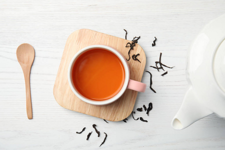 杯红茶在木桌子上，顶视图