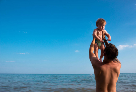 父亲和宝贝儿子玩海水中