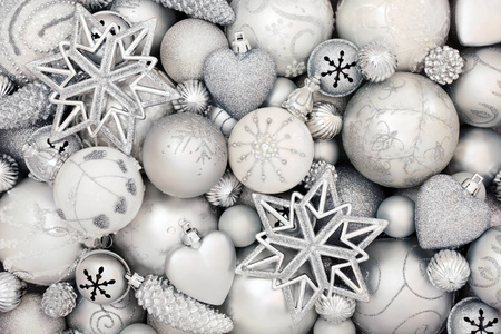银色和白色圣诞摆设装饰形成一个抽象的背景。节日的传统圣诞贺卡。顶部视图