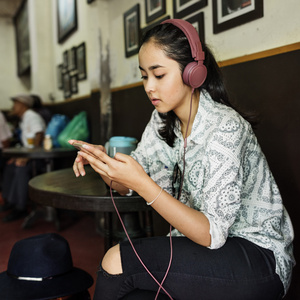 女人在咖啡馆里听音乐