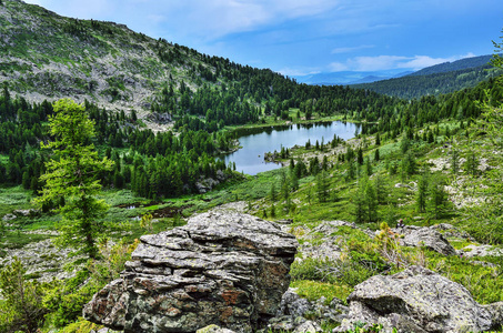 一个从七最干净的山 Karakol 湖, 位于谷在 Bagatash 通行证, 阿尔泰山, 俄国。多云的夏季景观与巨石在前景