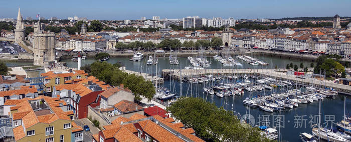 法国普瓦图-夏朗德地区海岸上的拉罗谢尔港口全景高视图.