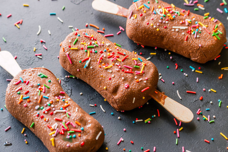 巧克力冰淇淋, 洒上一滴水照片