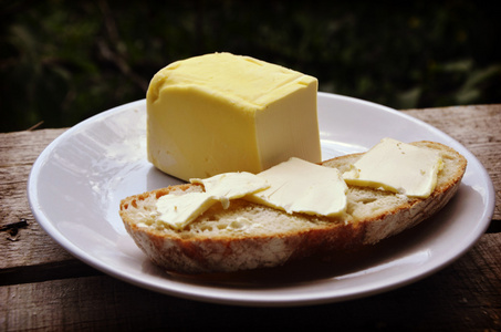 新鲜自制黄油涂面包上涂黄油图片