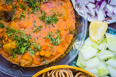 关闭视图 makhani 的印度餐盘午餐与切片黄瓜, 洋葱和哈里酸辣酱与印度和白色 Khichdi