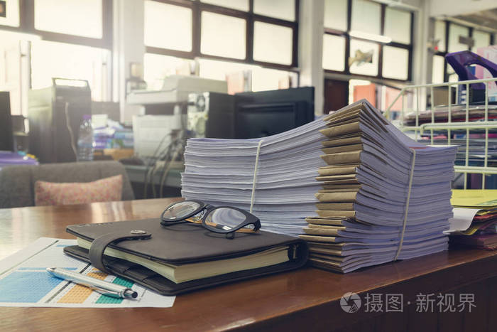 文档的工作量,未完成的文件在办公室桌上,堆栈的商务用纸,老式影响桩