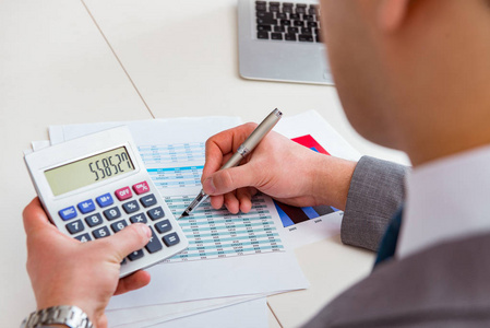 财务分析师看报告和财务报告照片