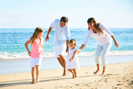 幸福的家庭，在海滩上