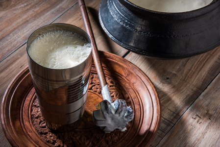 印度甜酸奶组成的牛奶 豆腐 糖和盐混合在冰块，在巨型钢玻璃，准备在传统砂锅
