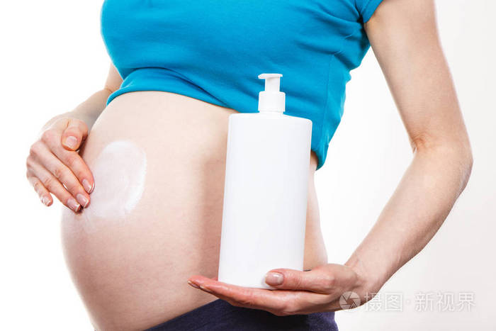 怀孕的女人保湿乳液施加肚皮，避免妊娠纹