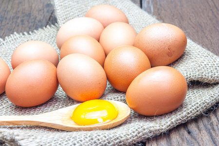 鸡蛋和蛋黄上棕色麻布