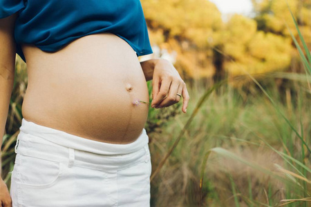 自然背景孕妇的腹部图片图片