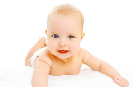 可爱的小宝宝尿布躺在白色的背景上的肖像