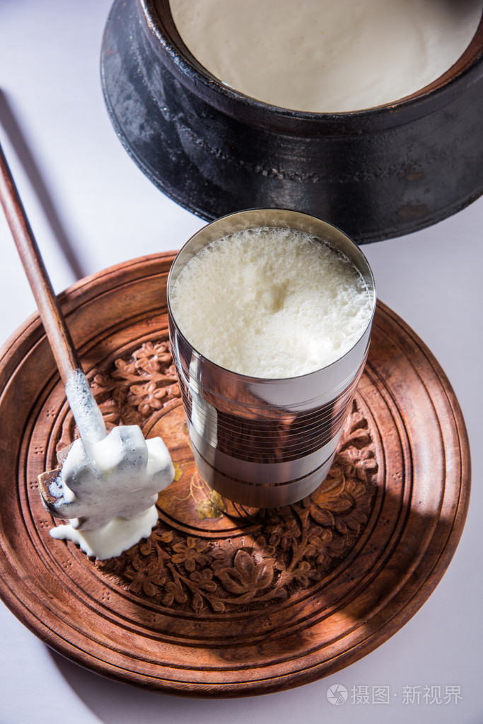 印度甜酸奶组成的牛奶, 豆腐, 糖和盐混合在冰块,在巨型钢玻璃,准备在