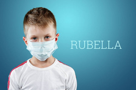 小男孩, 一个在蓝色背景下的医学面具的孩子。流行病流感预防疾病疫苗接种的概念