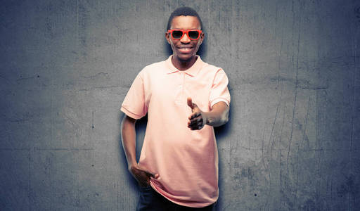 双手欢迎戴墨镜的非洲黑人手持握手姿势欢迎双手, 表示信任和成功概念