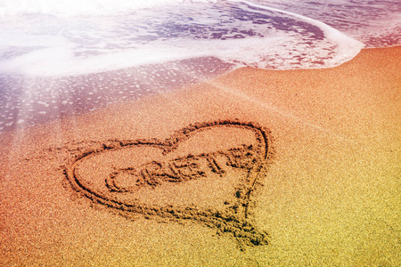 克里特岛题字在海边的沙滩上