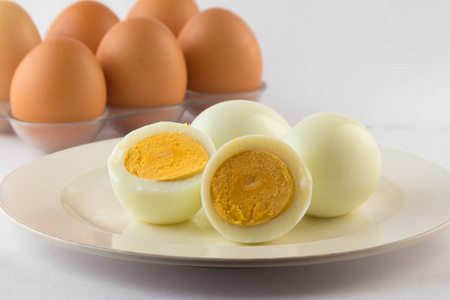 鸡蛋在蓝色的盘子上图片