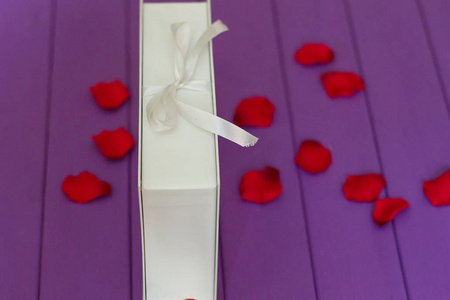玫瑰花瓣和礼品盒