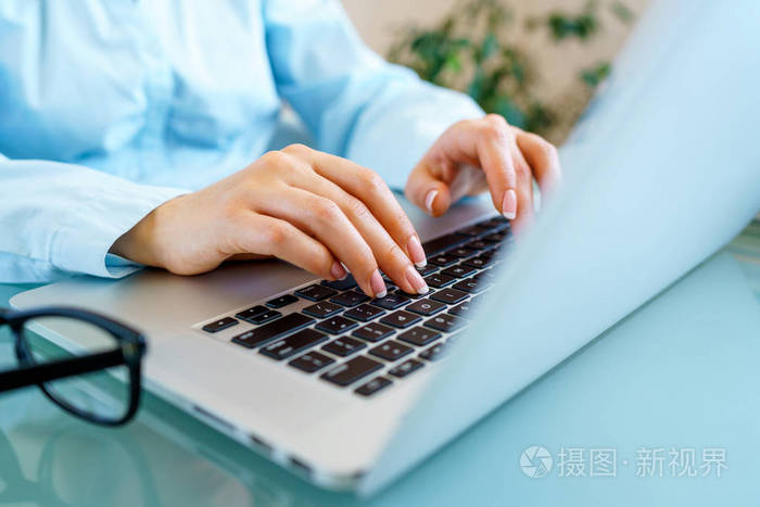 特写女性手上的笔记本电脑键盘照片-正版商用图片0rruwu-摄图新视界