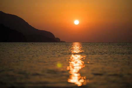 日出太阳在海和天空之上土耳其