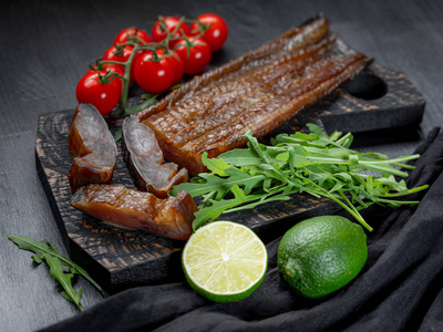 深色背景下的蔬菜和芝麻烟熏海鱼