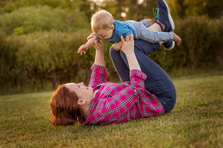 婴儿第一年和母亲在草地上玩耍