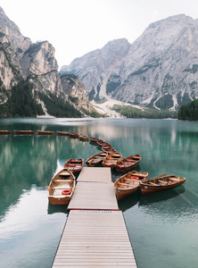 雄伟壮观的码头与木船在美丽的湖泊在山上, Braies, 意大利