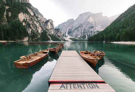 雄伟壮观的码头与木船在美丽的湖泊在山上, Braies, 意大利