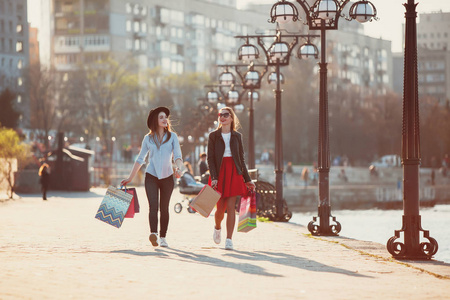 两个女孩走在大街上购物