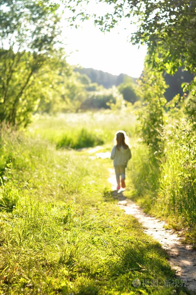 在灰色离开这里去上阳光森林中的小女孩.