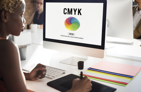 在计算机上用 cmyk 工作的女商人