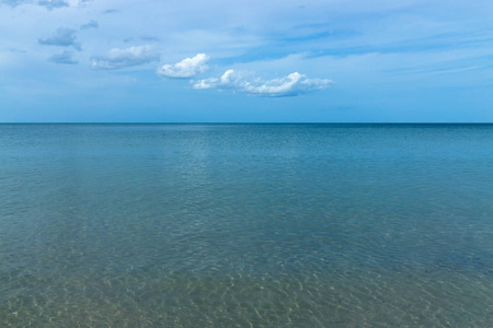 夏天没有人在海滩上蓝天白云