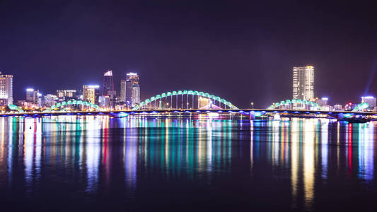 越南岘港市夜间的龙门桥图片