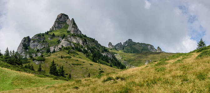 山风景。丘卡什山脉的风景如画的岩石山峰, 罗马尼亚