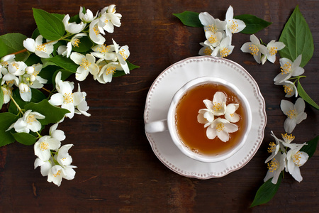 一杯茉莉花茶和茉莉花，顶视图