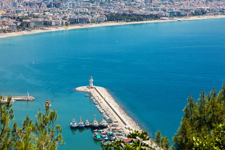 港口在伊兹密尔市。侧面视图
