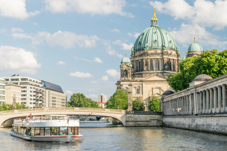 柏林大教堂在著名博物馆岛与游览船河